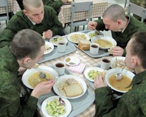 Украинских солдат заставят самим себе готовить еду