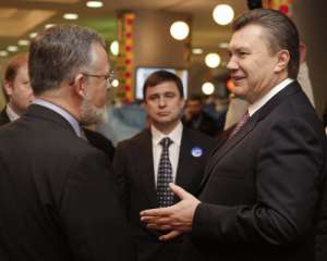 Янукович доверил Табачнику создание украинских электронных учебников