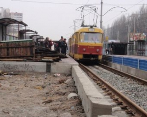 Швидкісний трамвай з пасажирами зійшов з рейок у Києві 