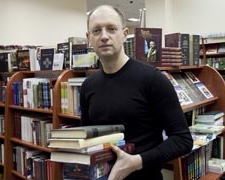 Яценюк обогатил украинцев России книгами и оргтехникой