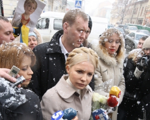 Тимошенко не разрешит Азарову дать деньги банку Фирташа