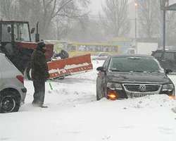 Укравтодор заверяет, что продолжает борьбу со снегом