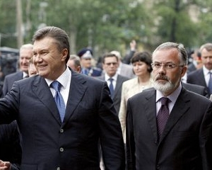 Янукович приказал Табачнику отчитаться об украиноязычных школах