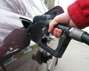 Украинцы будут покупать дорогой бензин из-за беспорядков в Ливии