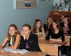 У Азарова переконують, що кількість українських шкіл тільки зростає