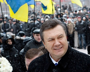 Во Львове под экранами с Януковичем люди побились с неизвестными