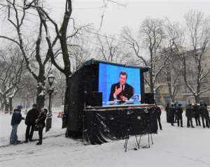 Януковича розкритикували за піар з дітьми