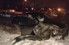 Иномарка в Киеве протаранила маршрутку и влетела на остановку
