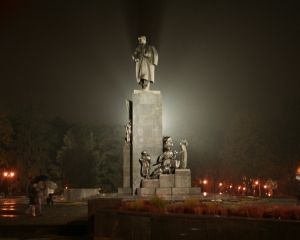 В Харькове милиция два часа искала взрывчатку за памятником Шевченко