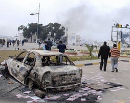 В охваченной народными волнениями Ливии цены на бензин упали на 25%.