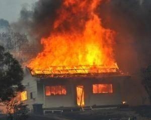 Четырехлетняя девочка, играя со спичками, подожгла дом и погибла при пожаре.