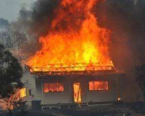 Четырехлетняя девочка, играя со спичками, подожгла дом и погибла при пожаре.