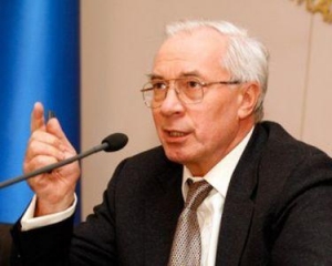 Азаров хоче закривати заправки, які "деруть шкіру"