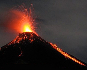 Землетрясение в Японии вызвало извержение индонезийского вулкана