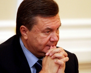 Януковича  змушують читати  роман Василя Шкляра