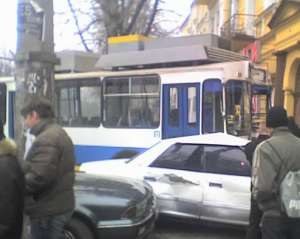 В Харькове пьяный мужчина похитил троллейбус, чтобы &quot;быстрее добраться домой&quot;