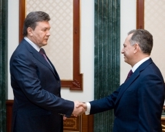 Янукович наказав Колеснікову залатати дороги до Євро-2012
