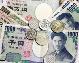 Курс японской иены обваливается рекордными темпами