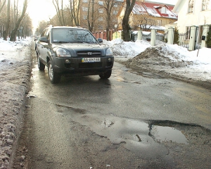 Киевлянам открыли &quot;горячую&quot; линию для жалоб на плохие дороги