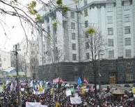 Тысячи педагогов перекрыли улицу Грушевского