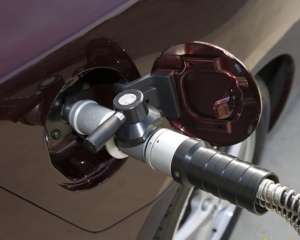 АЗС не злякалися штрафів і далі накручуватимуть ціни на бензин - експерти