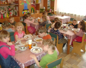 Из-за Азарова детсады увеличивают плату за питание детей - депутат