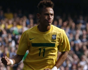 Бразильском футболисту показали банан во время матча с Шотландией