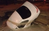 В Киеве из-за прорыва трубы под землю провалился автомобиль