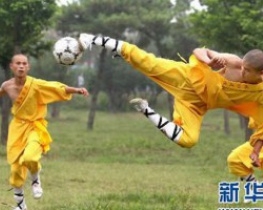 Шаолиньские монахи объединили футбол и кунг-фу