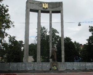Львовские депутаты &quot;оторвали&quot; от своих пиров 600 тысяч на памятник Бандере