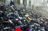 Медики и социальные работники бросают старую обувь на ступеньки фондовой биржи в бельгийской столице Брюсселе 