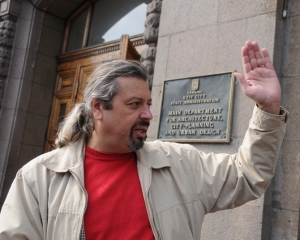 Поэт Пантюк: "Каждую минуту в Табачника может полететь яйцо или помидор"