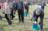 Уманцы наблюдали, как губернатор с мэром умеют сажать деревья