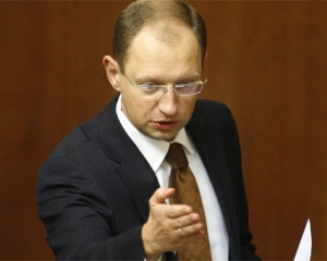 Яценюк говорит, что черновицкие депутаты перессорятся из-за малого корыта