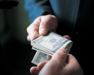 Кримський чиновник отримав хабар у розмірі 100 тисяч доларів