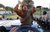 Каддафі переможно здіймав руки та усміхався на публіці