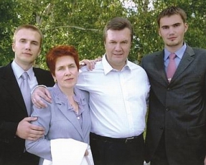 Януковича попросили огласить доходы его семьи