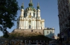 Азаров передав Лаврі мільйони, призначені на ремонт Андріївської церкви