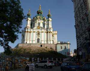 Азаров передав Лаврі мільйони, призначені на ремонт Андріївської церкви