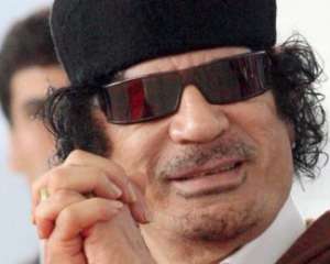 Каддафі показав жителям Тріполі знак &quot;вікторія&quot; після бомбардувань