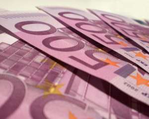 Евро продолжает дешеветь, вернулись признаки долгового кризиса
