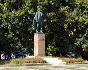 Хулиганы повредили памятник Ленину на Полтавщине