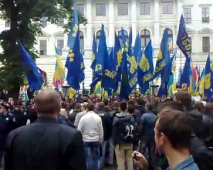 "Москва покайся": "рухівці" та "свободівці" пікетували російське посольство