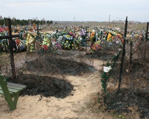В Ровно женщина случайно подожгла кладбище