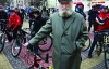 89-летний Михаил Глущенко катается на велосипеде