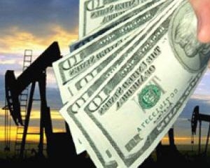 Нефть дорожает третий день подряд, доллар и евро падают