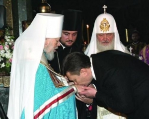 Янукович пообіцяв підписатись під роботою священників