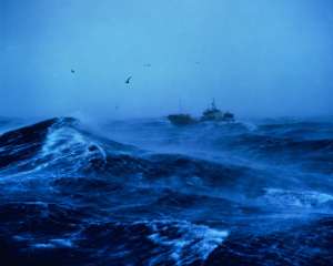 В Черном море попала в 4-х балльный шторм яхта с украинцами на борту