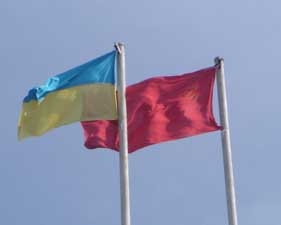 Рада вернула в Украину красные флаги на День победы