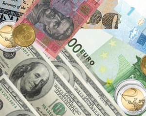 Евро на межбанке подешевел, курс доллара существенно не изменился